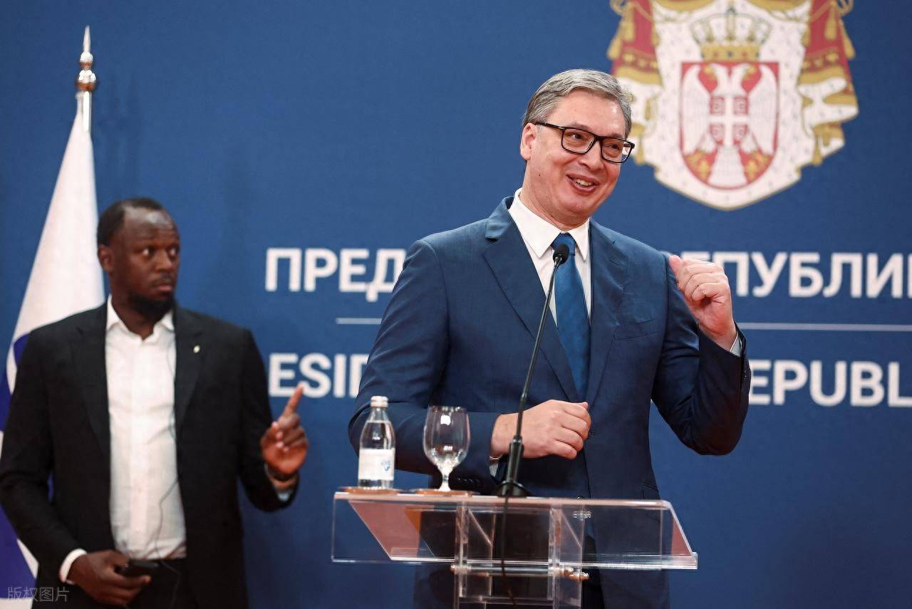 英超足球_从16亿到零英超足球，塞尔维亚全面暂停军火出口，只因被俄指背刺？武契奇陷入两难选择！