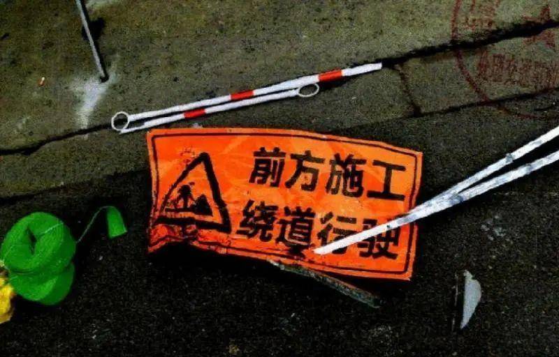中国 v 香港足球_上海一男子开车时被一辆红色车辆吸引中国 v 香港足球，伸手找手机想与朋友确认，丝毫未减速撞飞2人致死，被判刑