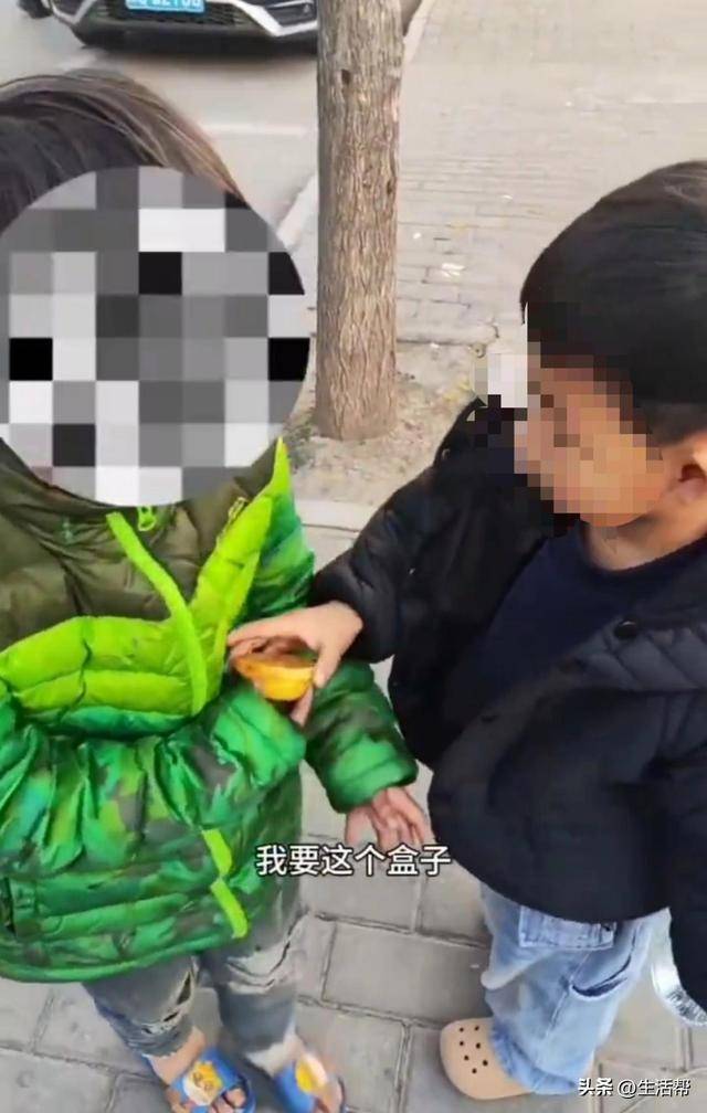 皇冠信用开户_西安7岁女孩寒风中穿凉鞋路边捡吃的皇冠信用开户，父亲称妻子离世家境窘迫，民政局：已妥善安排