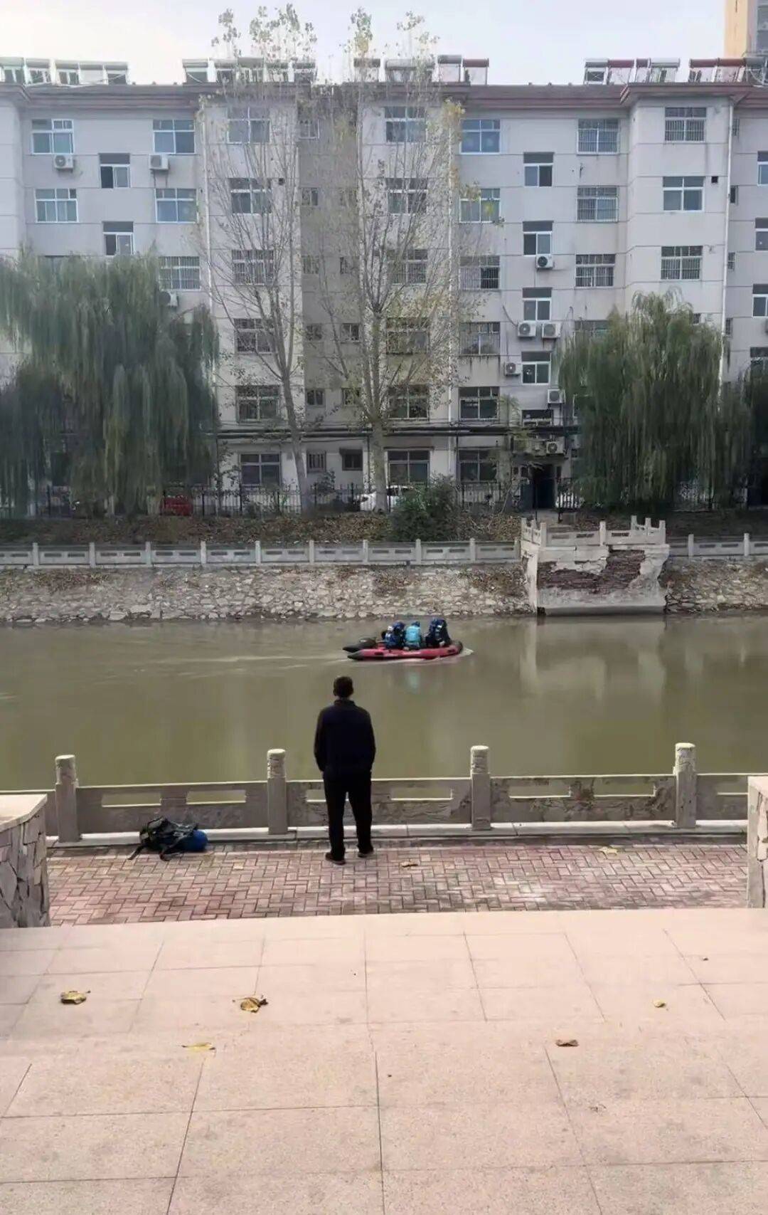 皇冠信用网开户_山东德州一男一女夜晚坠河皇冠信用网开户，男子已被打捞上岸，女子仍在搜救中