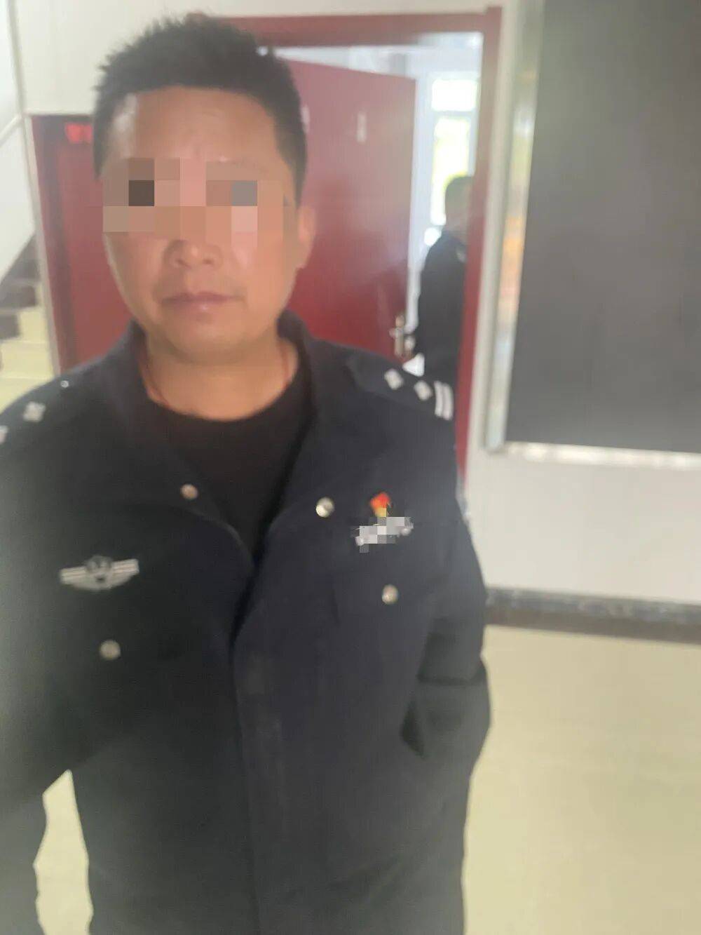皇冠信用盘平台_母亲派出所里遭民警责骂皇冠信用盘平台，男子插话后被拖进女厕群殴！涉案警员公开受审