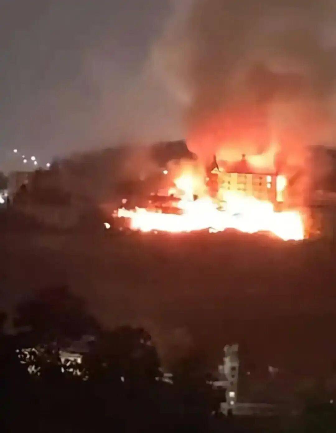 迈阿密热火vs洛杉矶快船_福州闽清县一酒店建筑夜间起火迈阿密热火vs洛杉矶快船，楼裙燃烧；当地消防：是废弃建筑，未造成伤亡，起火原因还在调查中