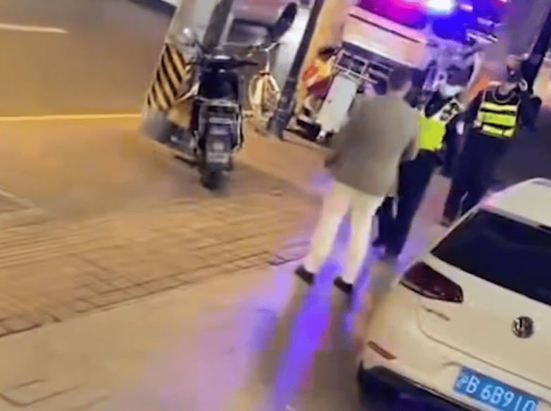 皇冠信用网怎么注册_老外把电脑包落在了共享单车皇冠信用网怎么注册，报警后发现一张“神秘字条”；网友：在上海你就安心吧