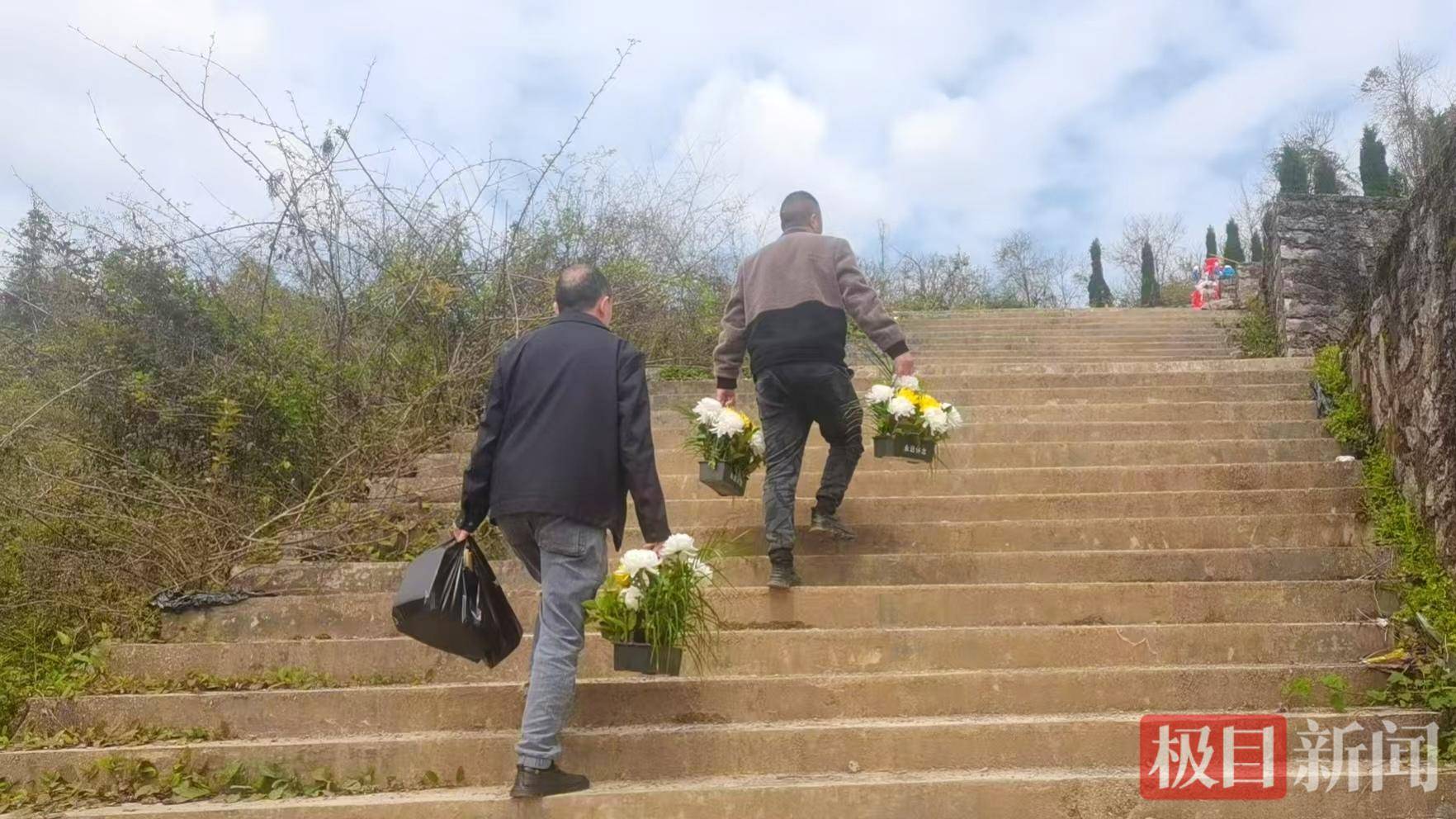 信用盘怎么注册_放弃几十万年收入返乡信用盘怎么注册,“倒贴钱”买车作公用,53岁“吉普书记”突然离世,200余民众自发送别