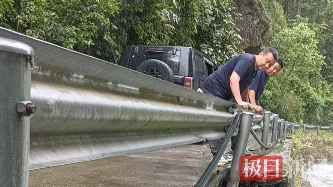 信用盘怎么注册_放弃几十万年收入返乡信用盘怎么注册,“倒贴钱”买车作公用,53岁“吉普书记”突然离世,200余民众自发送别