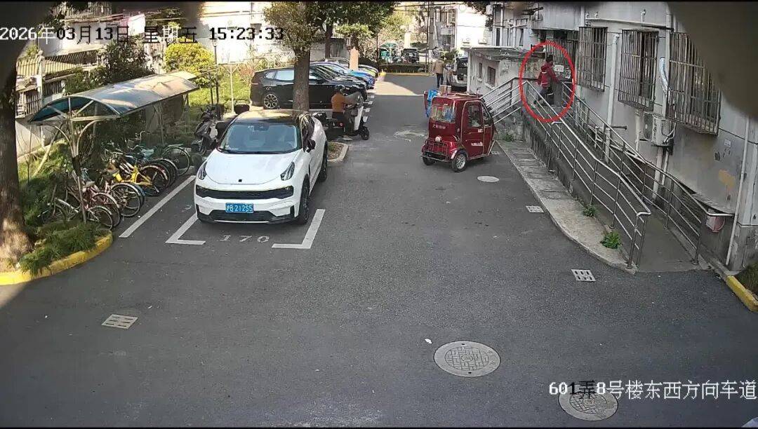 世界杯足球平台代理_快递员将7999元的手机放门口世界杯足球平台代理,买家没收到!20多天后,手机自己“报警”了